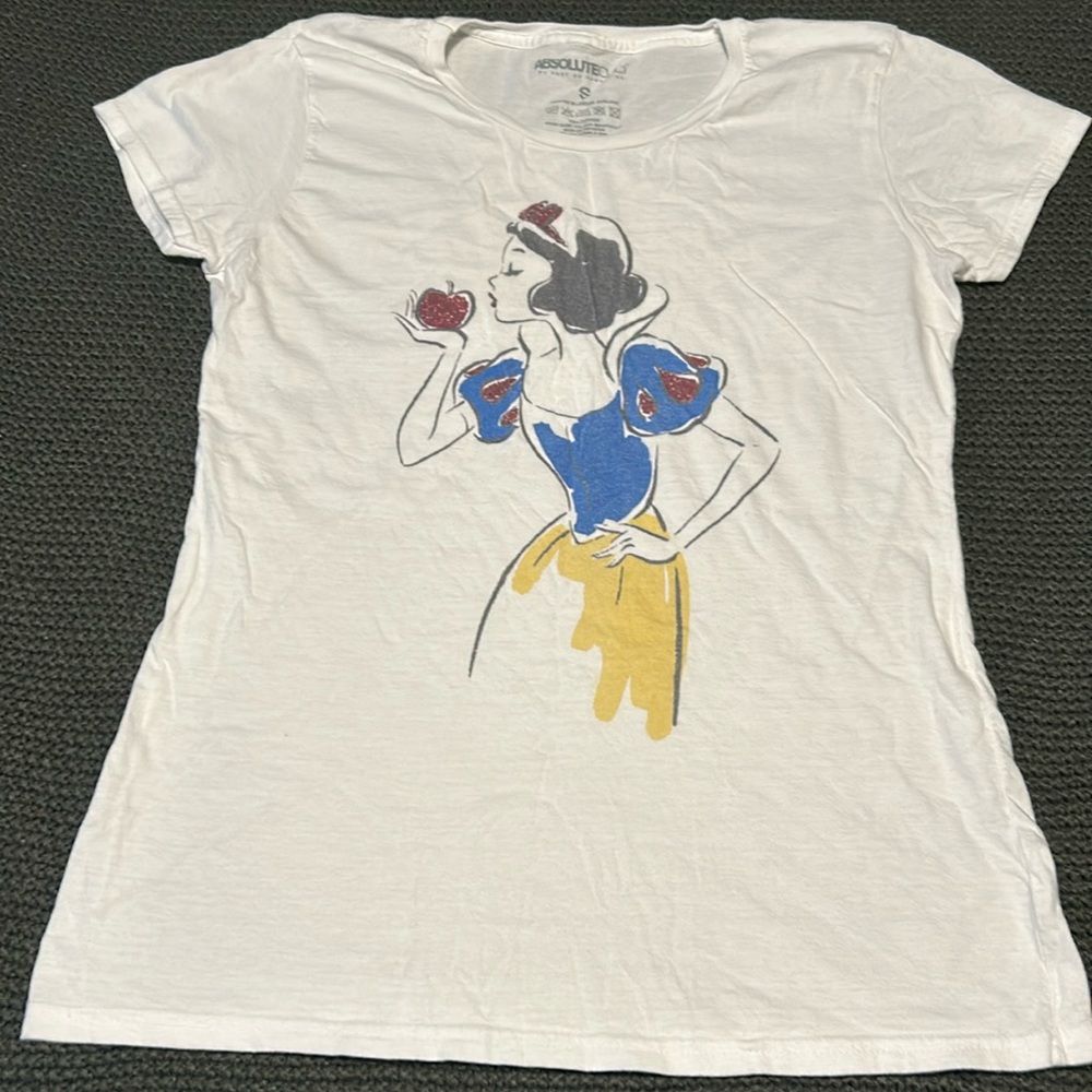 🎉 3 for $20🎉 
Snow White shirt